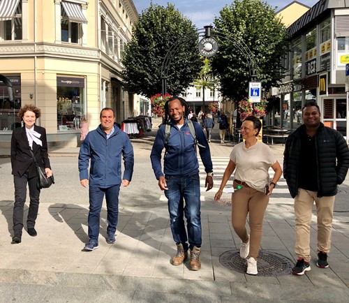 Ellen Harris fra Australia, Carlos Ribeiro fra Portugal, Zweli Mthunzi, Nishi Asdal og Mukesh Kumar håper flere internasjonale bedrifter etablerer seg i Arendal, så de kan få enda flere med i Ubuntu-nettverket.